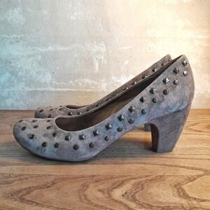 479a. beige Kenneth Cole Reaction "Lighter Note" studded suede leather pumps 7.5